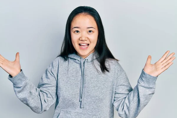 Молодая Китаянка Повседневной Одежде Празднует Победу Счастливой Улыбкой Выражением Лица — стоковое фото