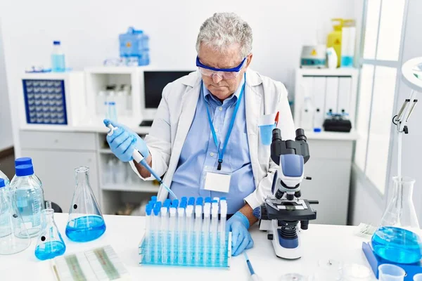 实验室里穿着科学家制服的中年人白发苍苍的男子 — 图库照片