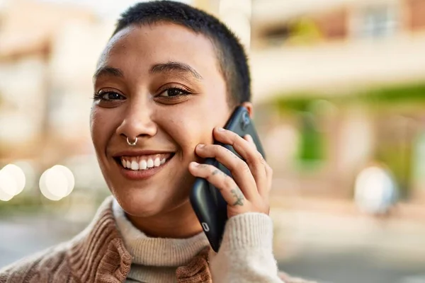 Jovem Hispânica Com Cabelo Curto Sorrindo Feliz Falando Telefone — Fotografia de Stock