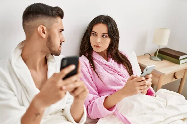 Jong Hispanic Paar Met Ernstige Expressie Met Behulp Van Smartphone — Stockfoto