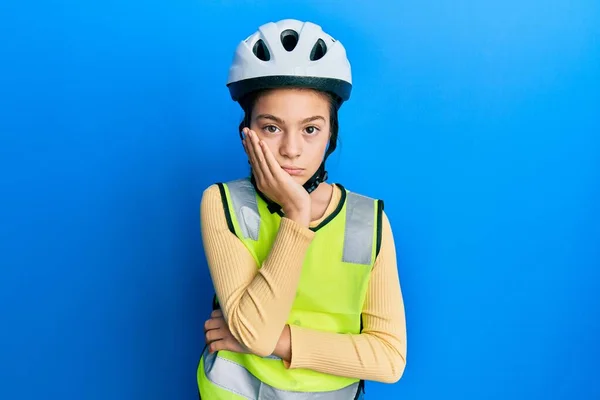 Красивая Брюнетка Маленькая Девочка Велосипедном Шлеме Отражающем Жилете Думает Устало — стоковое фото