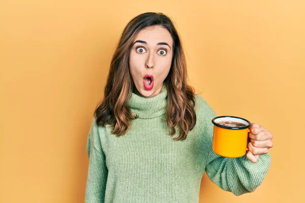 Jovem Hispânica Bebendo Uma Xícara Café Assustada Surpreso Com Boca — Fotografia de Stock