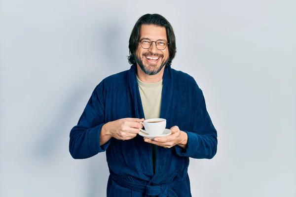 Biały Mężczyzna Średnim Wieku Noszący Szlafrok Pijący Kawę Uśmiechający Się — Zdjęcie stockowe