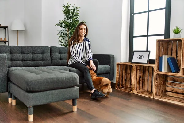 Jovem Hispânica Sorrindo Confiante Sentado Sofá Com Cão Casa — Fotografia de Stock