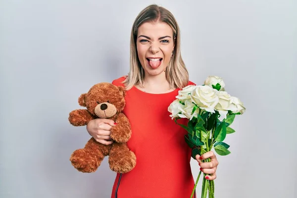 Mulher Branca Bonita Segurando Urso Buquê Flores Para Aniversário Furando — Fotografia de Stock