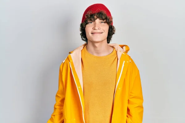 Hezký Mladý Muž Žlutém Plášti Vypadá Pozitivně Šťastně Stojící Usmívá — Stock fotografie