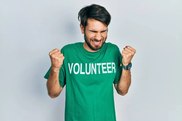 Jovem Hispânico Vestindo Camiseta Voluntária Muito Feliz Animado Fazendo Gesto — Fotografia de Stock