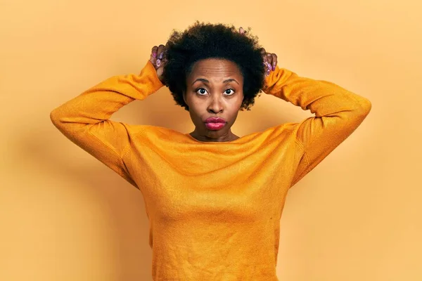 Ung Afrikansk Amerikansk Kvinna Bär Casual Kläder Gör Rolig Gest — Stockfoto