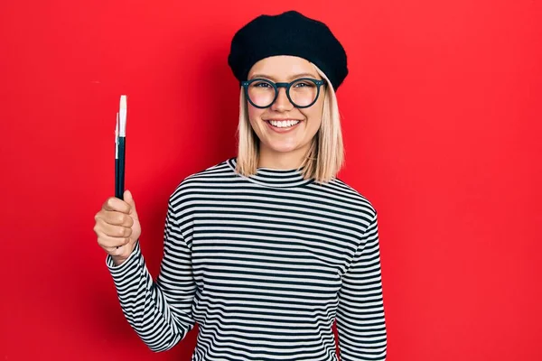 Belle Femme Blonde Look Français Avec Béret Tenant Pinceaux Peintre — Photo