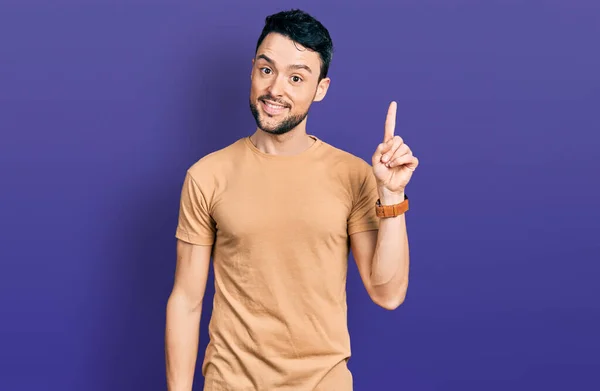 Homem Hispânico Com Barba Vestindo Shirt Casual Apontando Dedo Para — Fotografia de Stock