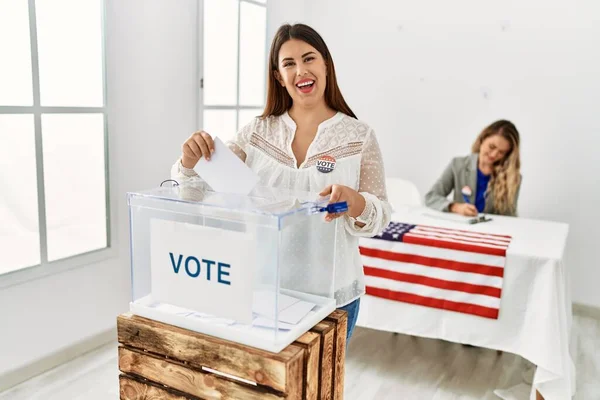 Jovem Eleitor Americano Mulher Colocando Voto Partido Cédula Faculdade Eleitoral — Fotografia de Stock