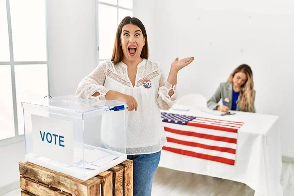 若いですブルネット女性投票は幸せな笑顔と勝者の表現で勝利を祝う投票箱に包まれ手を上げ — ストック写真