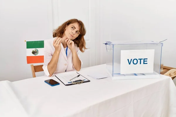 Belle Femme Caucasienne Élection Campagne Politique Tenant Drapeau Mexicain Visage — Photo