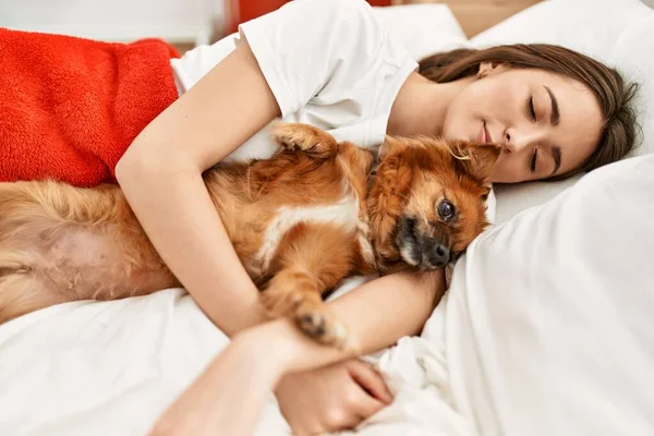 Ung Latinamerikansk Kvinna Sover Och Kramar Hund Liggande Sängen Sovrummet — Stockfoto