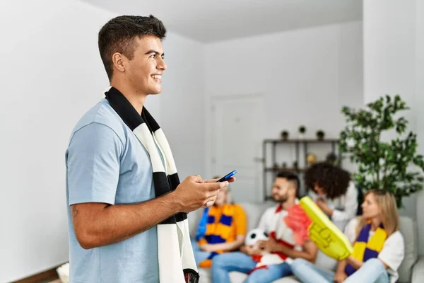 Gruppo Giovani Amici Che Guardano Sostengono Partita Calcio Uomo Utilizzando — Foto Stock