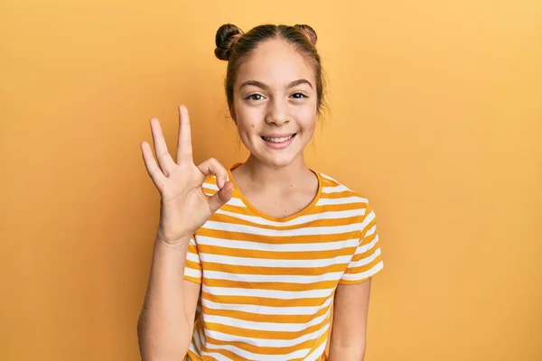 Schöne Brünette Kleine Mädchen Tragen Lässig Gestreiftes Shirt Lächelt Positiv — Stockfoto