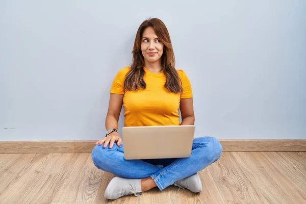 Mujer Hispana Usando Laptop Sentada Suelo Casa Sonriendo Mirando Lado —  Fotos de Stock