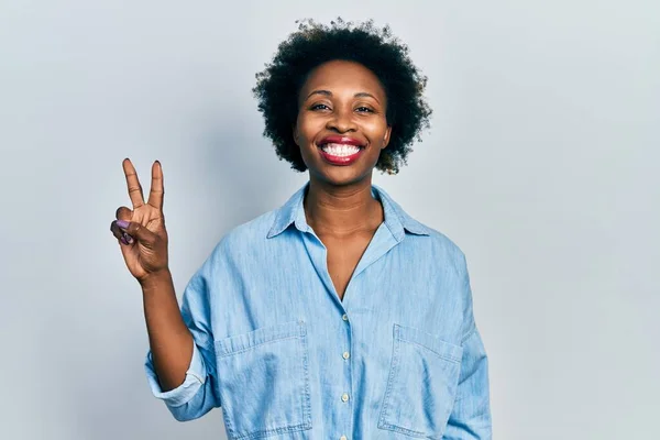 Jovem Afro Americana Vestindo Roupas Casuais Sorrindo Com Rosto Feliz — Fotografia de Stock