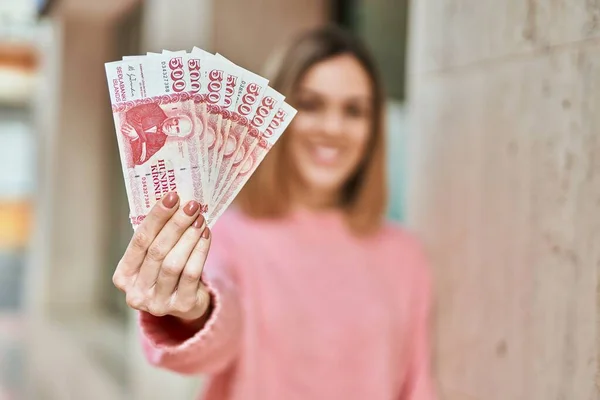 Fiatal Fehér Lány Mosolyog Boldog Gazdaság Iceland Kronur Bankjegyek Városban — Stock Fotó