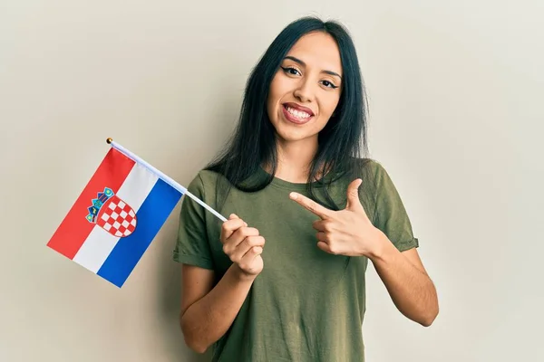 Ung Latinamerikansk Flicka Håller Croatia Flagga Ler Glad Pekar Med — Stockfoto