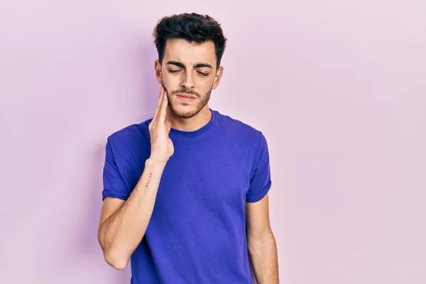 Günlük Tişört Giyen Genç Spanyol Adam Diş Ağrısı Diş Hastalığından — Stok fotoğraf