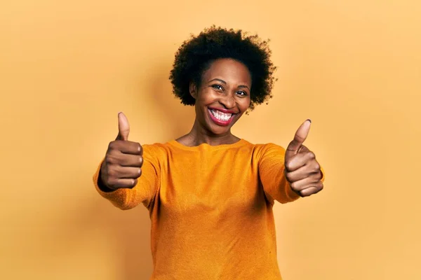 Ung Afrikansk Amerikansk Kvinna Bär Casual Kläder Godkänner Gör Positiv — Stockfoto