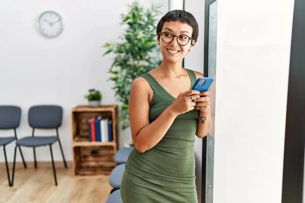 Ung Latinamerikansk Kvinna Ler Säkert Med Smartphone Stående Väntrummet — Stockfoto