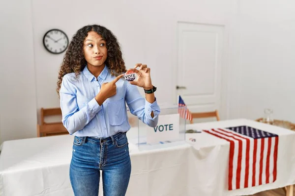 Hermosa Mujer Hispana Pie Campaña Política Votando Boleta Señalando Lado —  Fotos de Stock