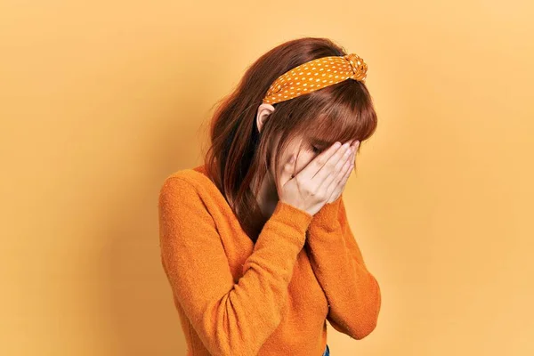 Mujer Joven Pelirroja Con Suéter Naranja Casual Con Expresión Triste —  Fotos de Stock