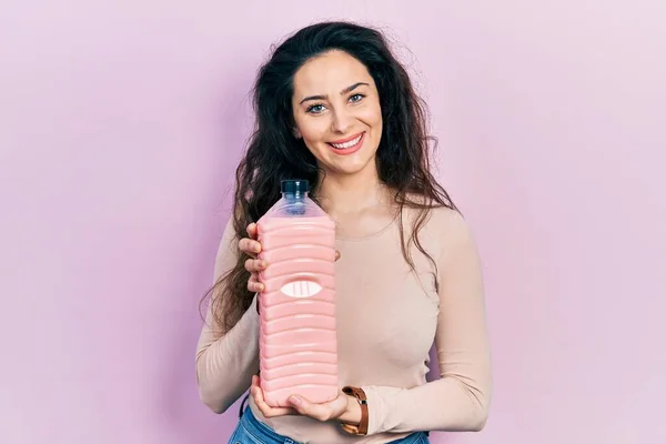 Ung Latinamerikansk Kvinna Håller Rengöringsmedel Flaska Ser Positiv Och Glad — Stockfoto