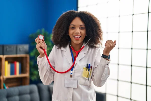 Genç Afrikalı Amerikalı Doktor Kadın Doktor Üniforması Steteskop Giymiş Gururla — Stok fotoğraf