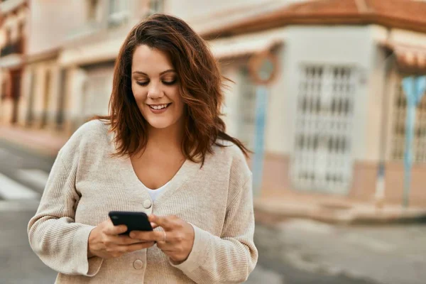 Giovane Irlandese Size Ragazza Sorridente Felice Utilizzando Smartphone Città — Foto Stock