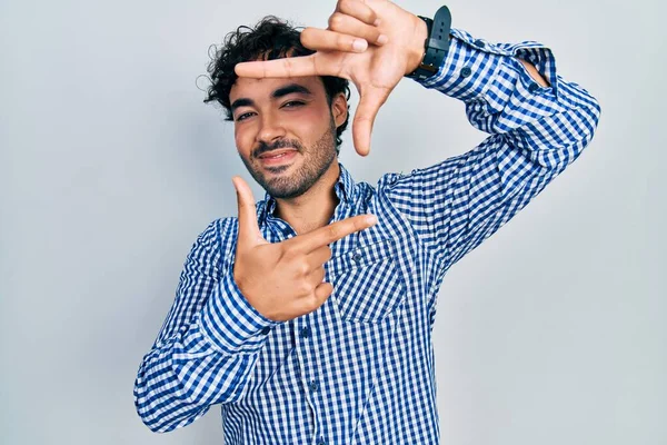 Jovem Hispânico Vestindo Roupas Casuais Sorrindo Fazendo Moldura Com Mãos — Fotografia de Stock