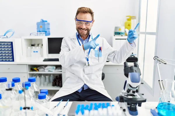 Hombre Mediana Edad Que Trabaja Laboratorio Científico Sonriendo Mirando Cámara — Foto de Stock