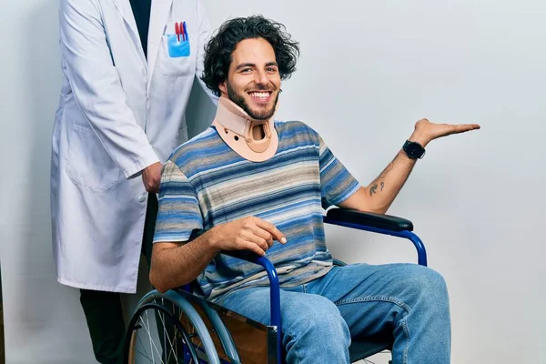 Bonito Homem Hispânico Sentado Cadeira Rodas Usando Colar Pescoço Sorrindo — Fotografia de Stock