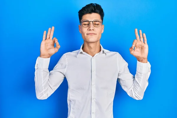 Mladý Hispánec Neformálním Oblečení Brýlích Odpočívá Usmívá Zavřenýma Očima Prsty — Stock fotografie