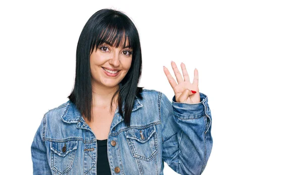 Genç Spanyol Kadın Gündelik Giysiler Giyer Parmaklarını Dört Numarayı Göstererek — Stok fotoğraf