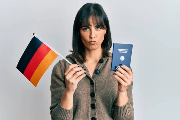 Ung Latinamerikansk Kvinna Med Tysk Flagga Och Pass Skeptiker Och — Stockfoto