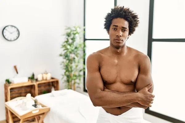 Junger Afrikanisch Amerikanischer Mann Ohne Hemd Mit Handtuch Der Skeptisch — Stockfoto