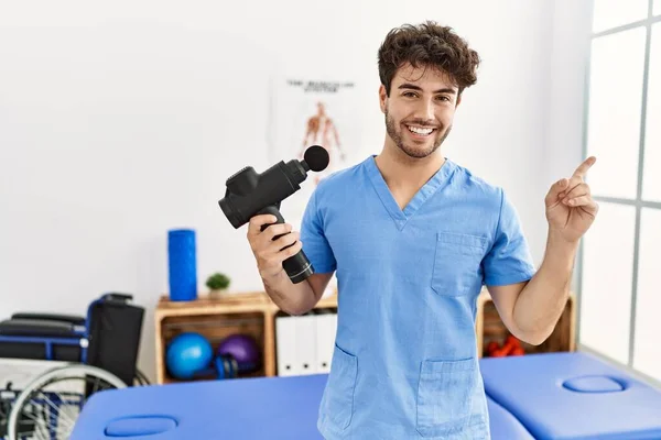 Hispanic Sjukgymnastik Man Som Arbetar Smärta Återhämtning Klinik Med Muskel — Stockfoto