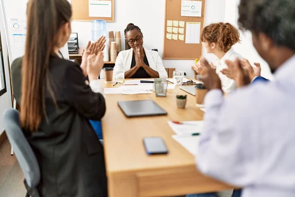 Grupo Empresários Sorrindo Batendo Palmas Para Parceiro Escritório — Fotografia de Stock