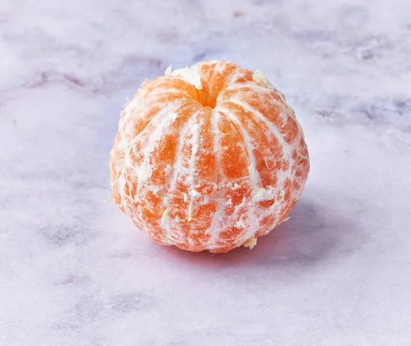 Single Peeled Tangerine Marble Surface — Stock Photo, Image