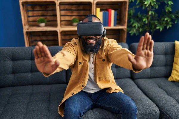 Young African American Man Playing Video Game Using Virtual Reality — Stock Photo, Image
