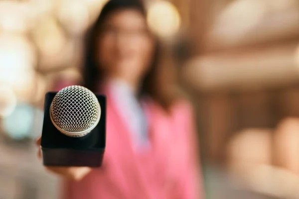 Wanita Wartawan Usia Pertengahan Memegang Mic Wartawan Dekat Dengan Kamera — Stok Foto