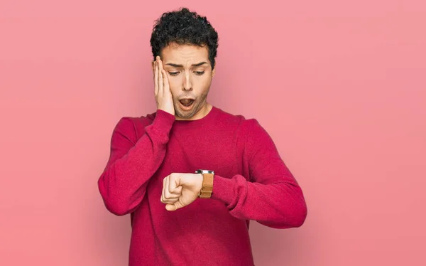 Joven Hombre Guapo Con Ropa Casual Mirando Tiempo Reloj Preocupado —  Fotos de Stock