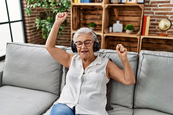 Oudere Grijsharige Vrouw Die Thuis Naar Muziek Luistert Zittend Bank — Stockfoto