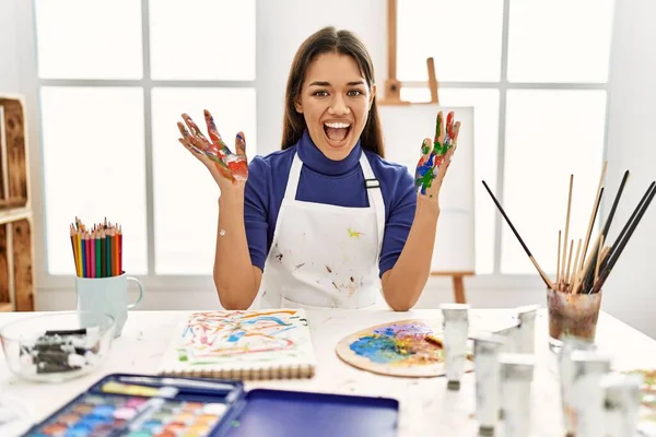 Mujer Morena Joven Estudio Arte Con Las Manos Pintadas Celebrando — Foto de Stock