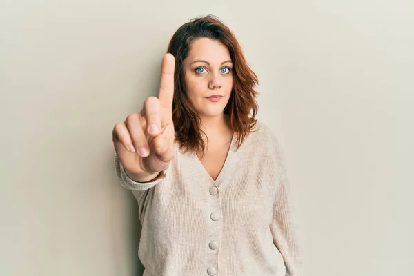 Mujer Caucásica Joven Con Ropa Casual Señalando Con Dedo Hacia —  Fotos de Stock