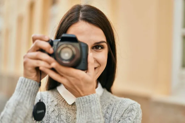 Young Hispanic Woman Smiling Happy Using Camera City — Stock Photo, Image