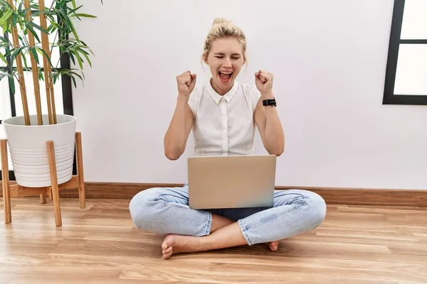 Jonge Blonde Vrouw Met Behulp Van Computer Laptop Zitten Vloer — Stockfoto